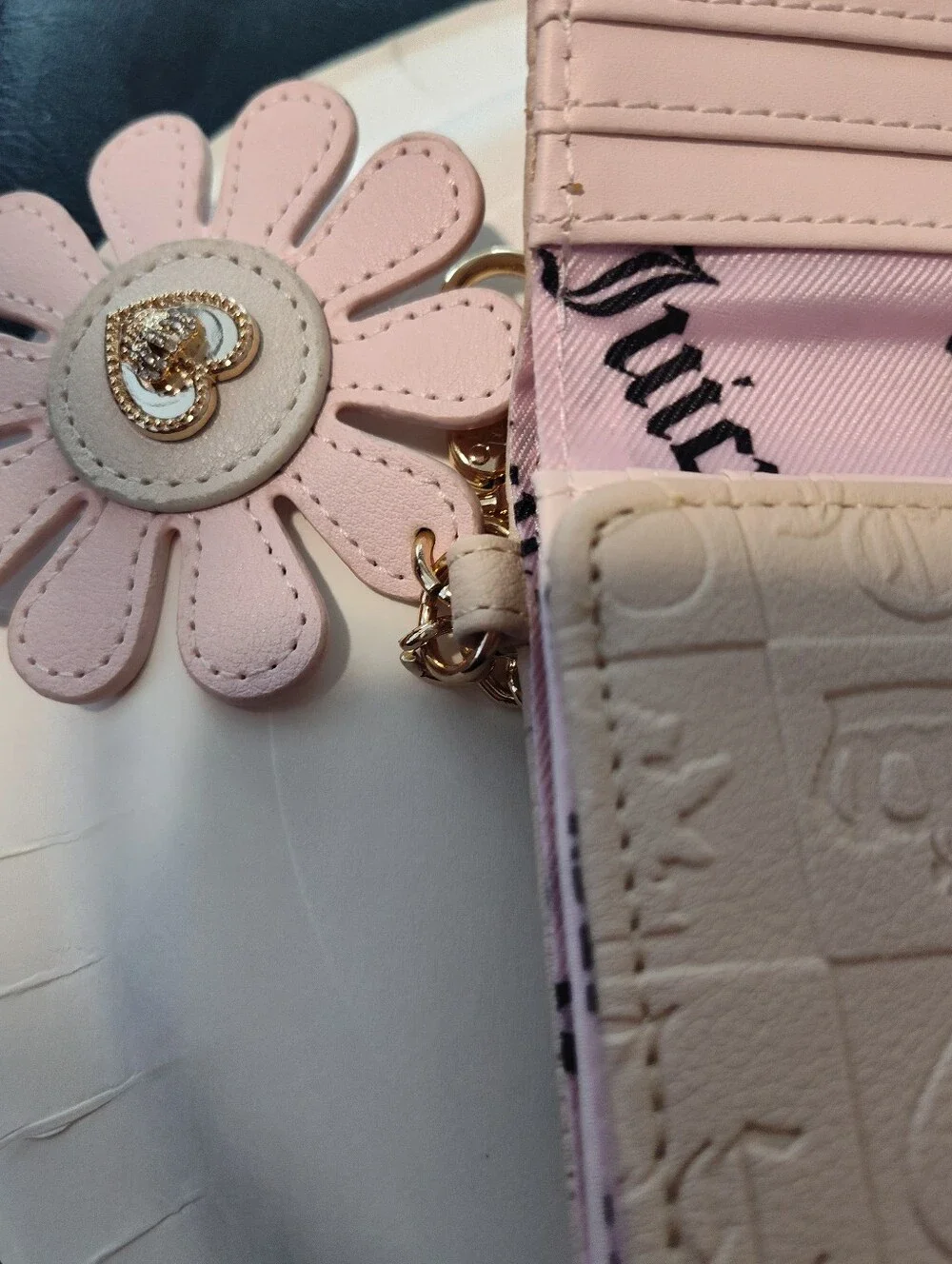 Juicy Couture Embossed Beige Logo Bifold Wallet + Flower Bling Keychains 4 X 4